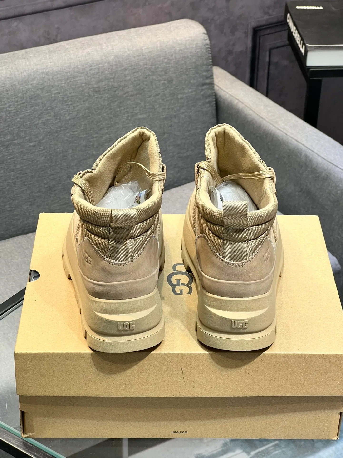 Men's shoes 💰620 (UGG) New 👉 Warm series for casual men, the simple and elegant shoe style sublimates the classics, the fabric is made of imported cowhide embossed ➕ warm real wool lining, and the special rubber outsole upgrades the wearing experience ✌️ Comfortable on the feet, very domineering! Code number:38-44